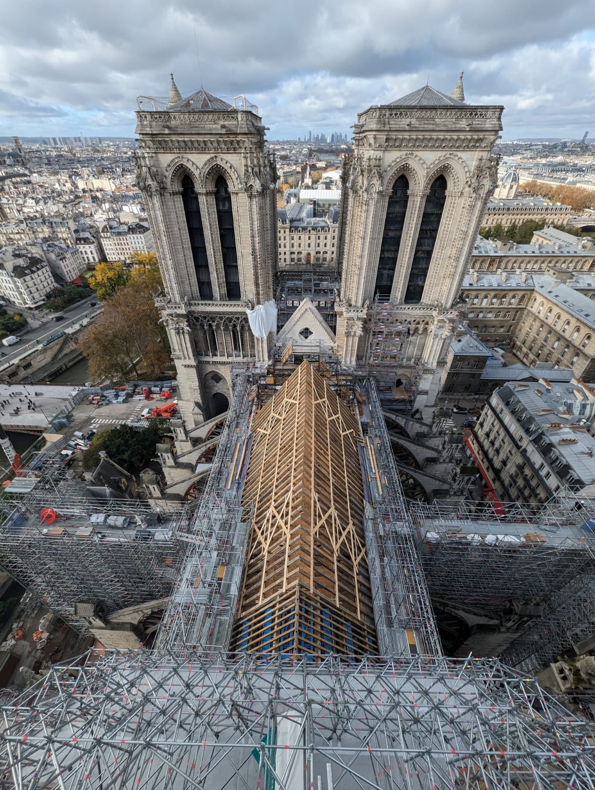 Chantier de la cathédrale Notre-Dame de Paris, vue aérienne de la nouvelle charpente