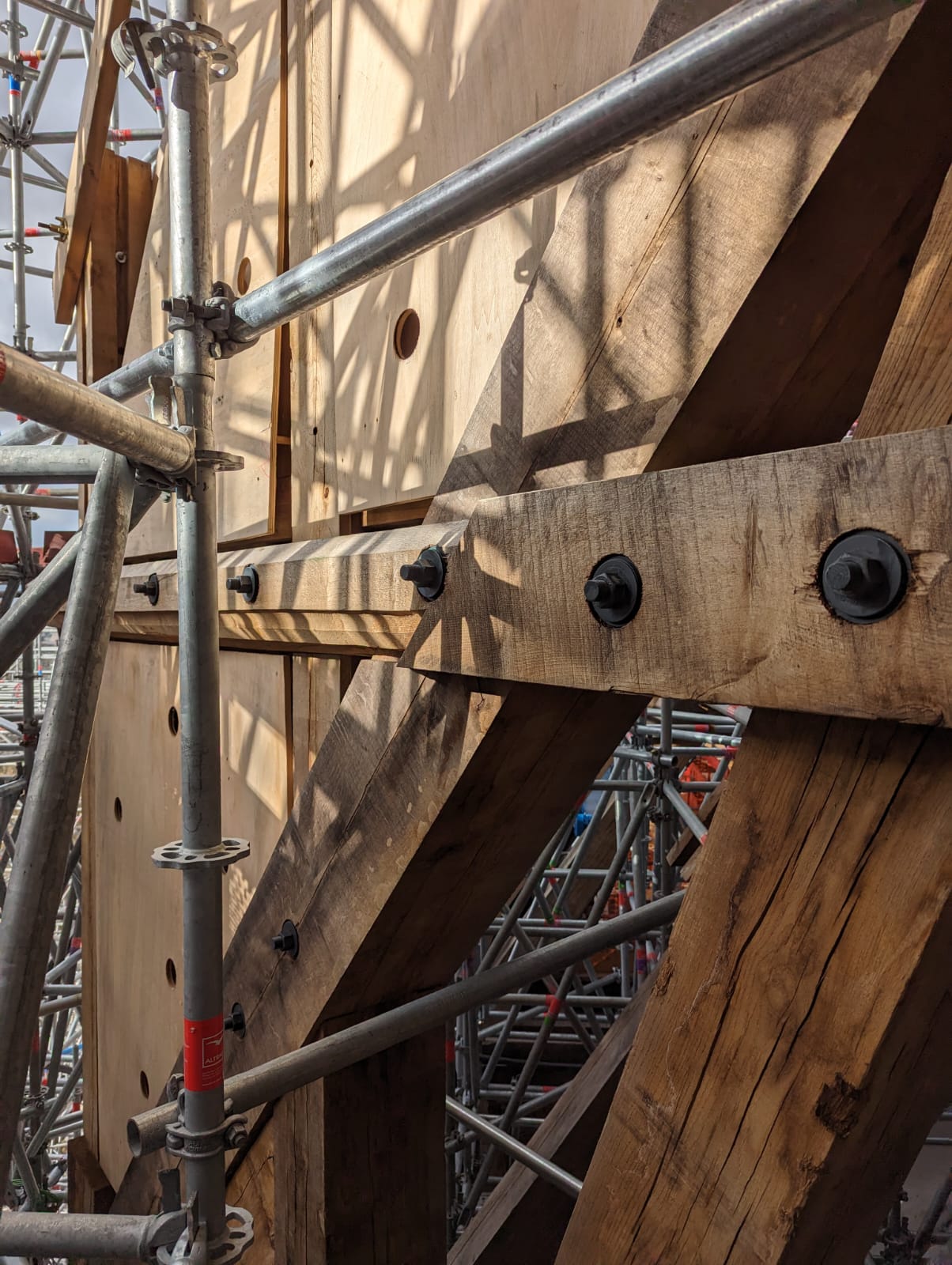 Détail de charpente sur le chantier de la cathédrale Notre-Dame de Paris