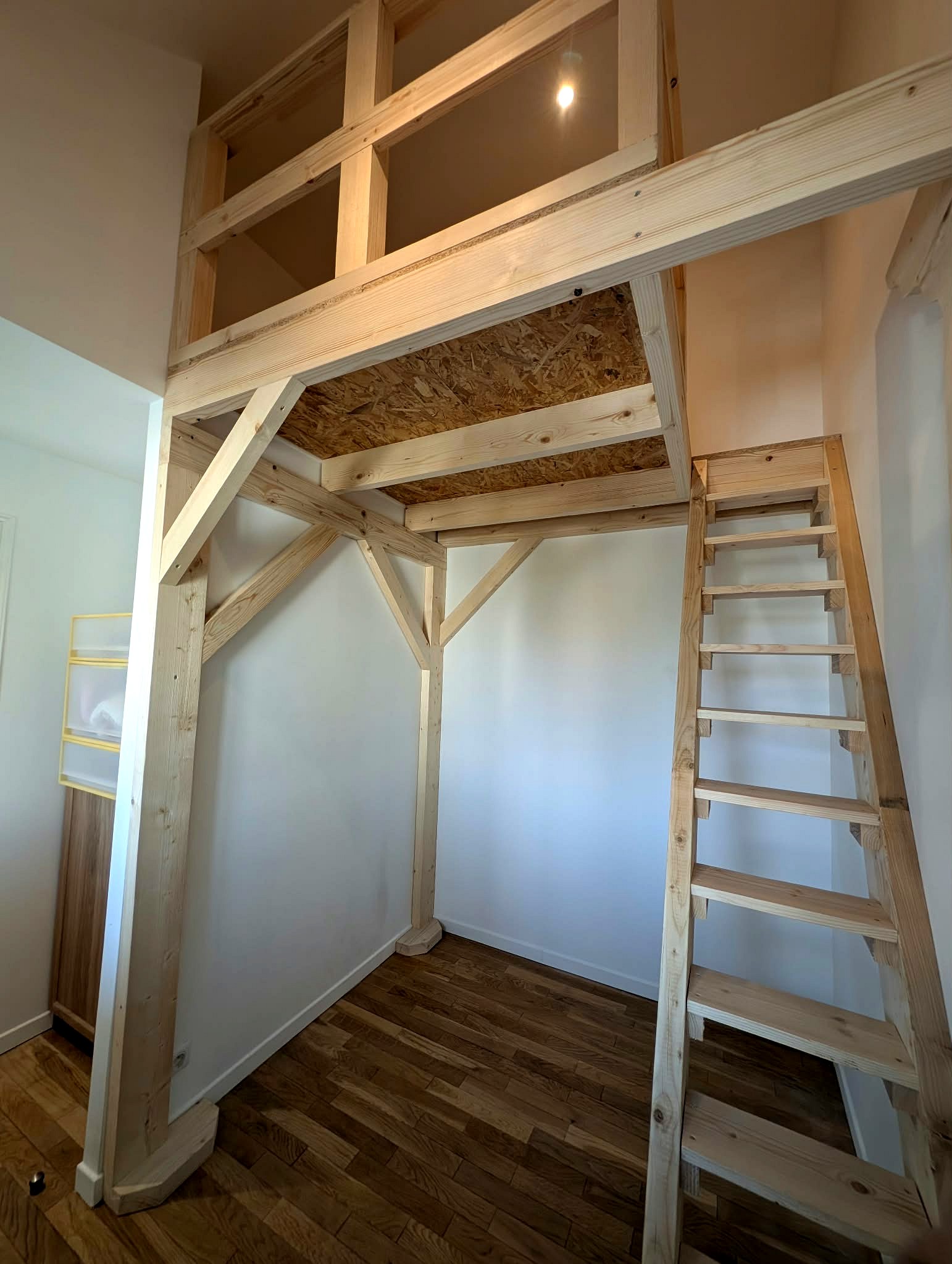 Mezzanine sur mesure en sapin avec trémie et escalier, vue d'ensemble