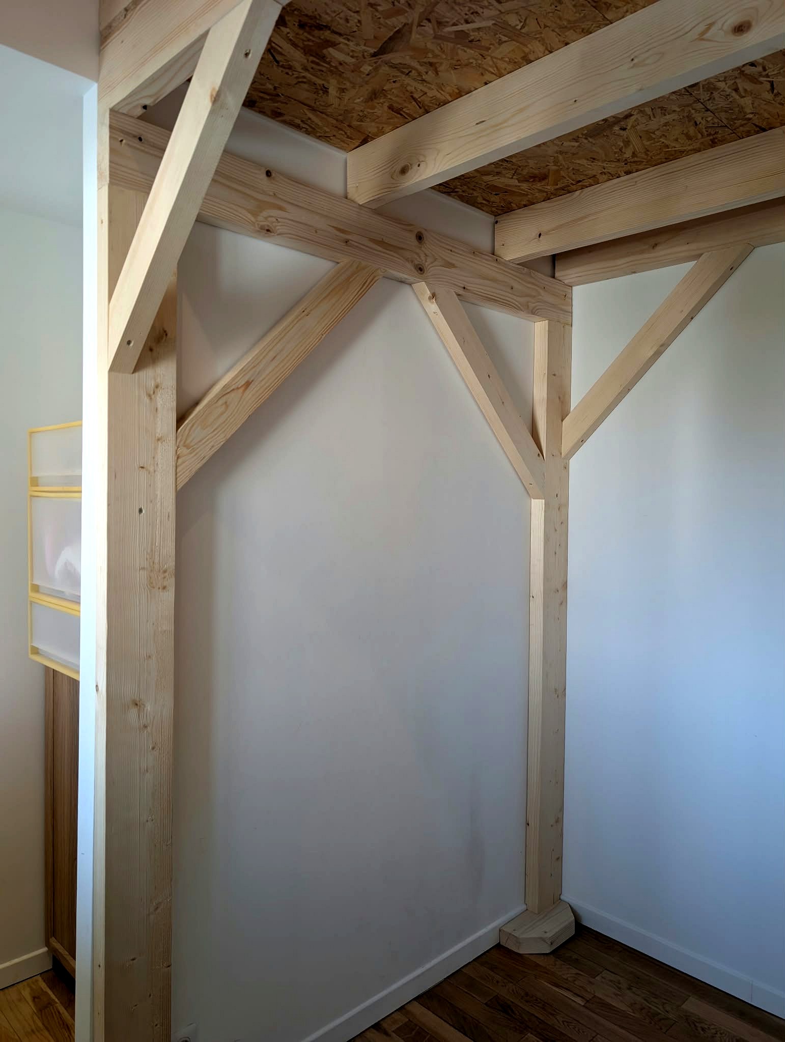Structure de la mezzanine, assemblage de la charpente en sapin