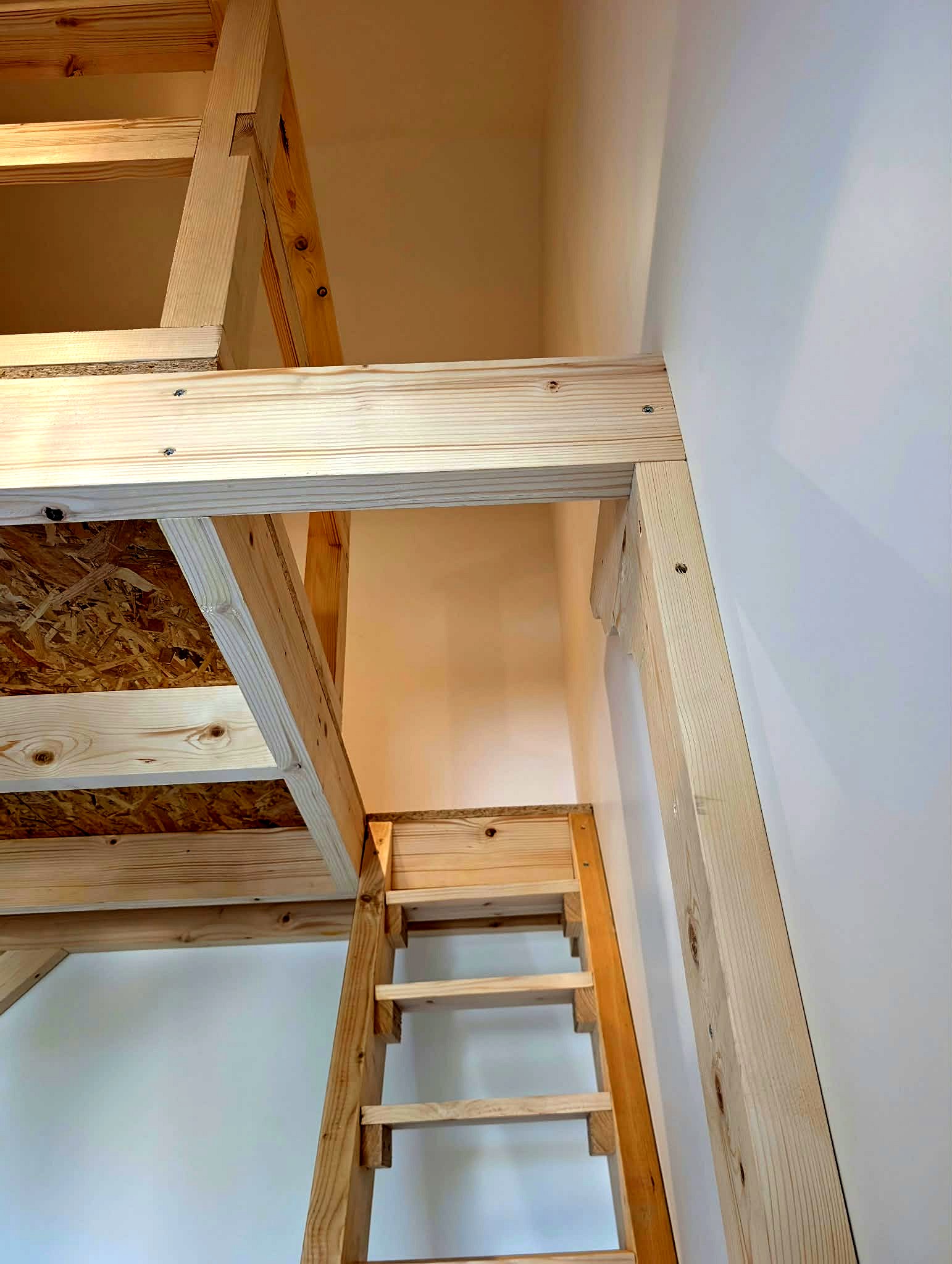 Escalier d'accès à la mezzanine, vue depuis la chambre