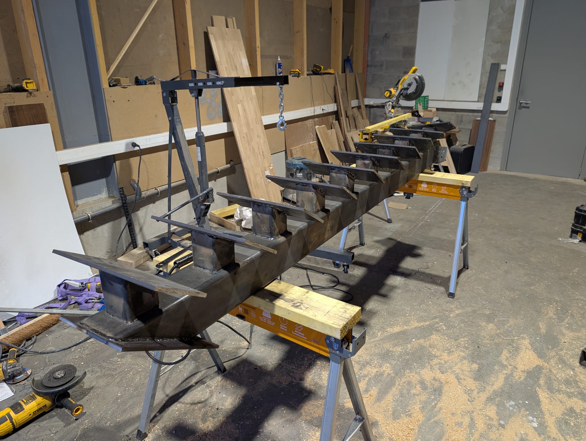 Structure métallique de l'escalier quart tournant en cours d'assemblage