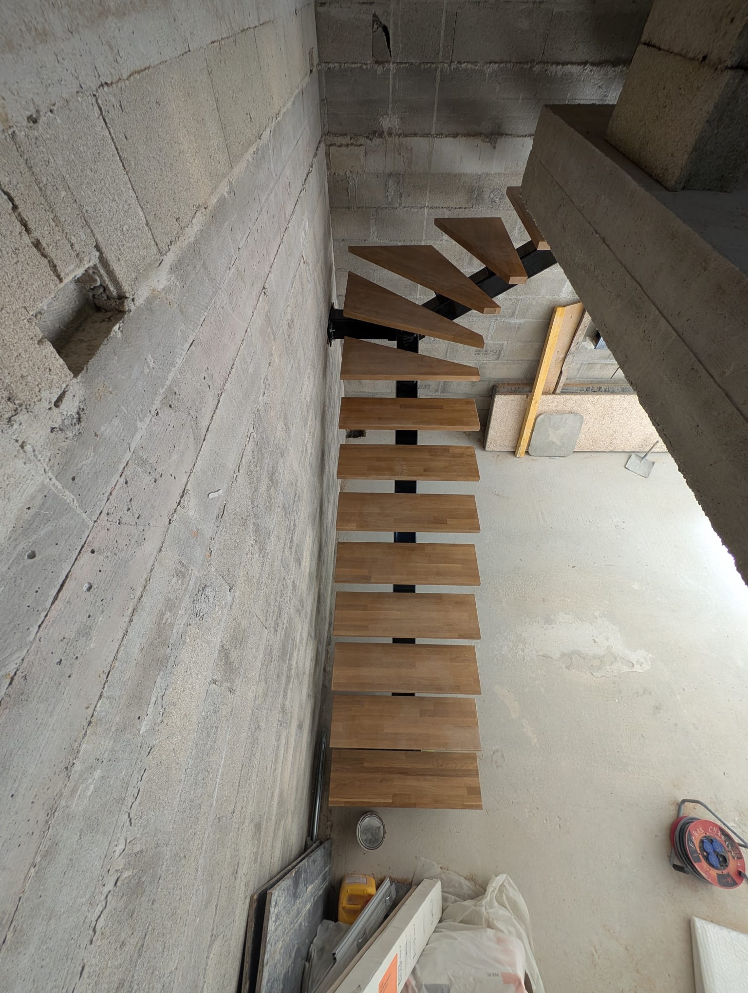 Vue en hauteur de l'escalier quart tournant posé sur le chantier