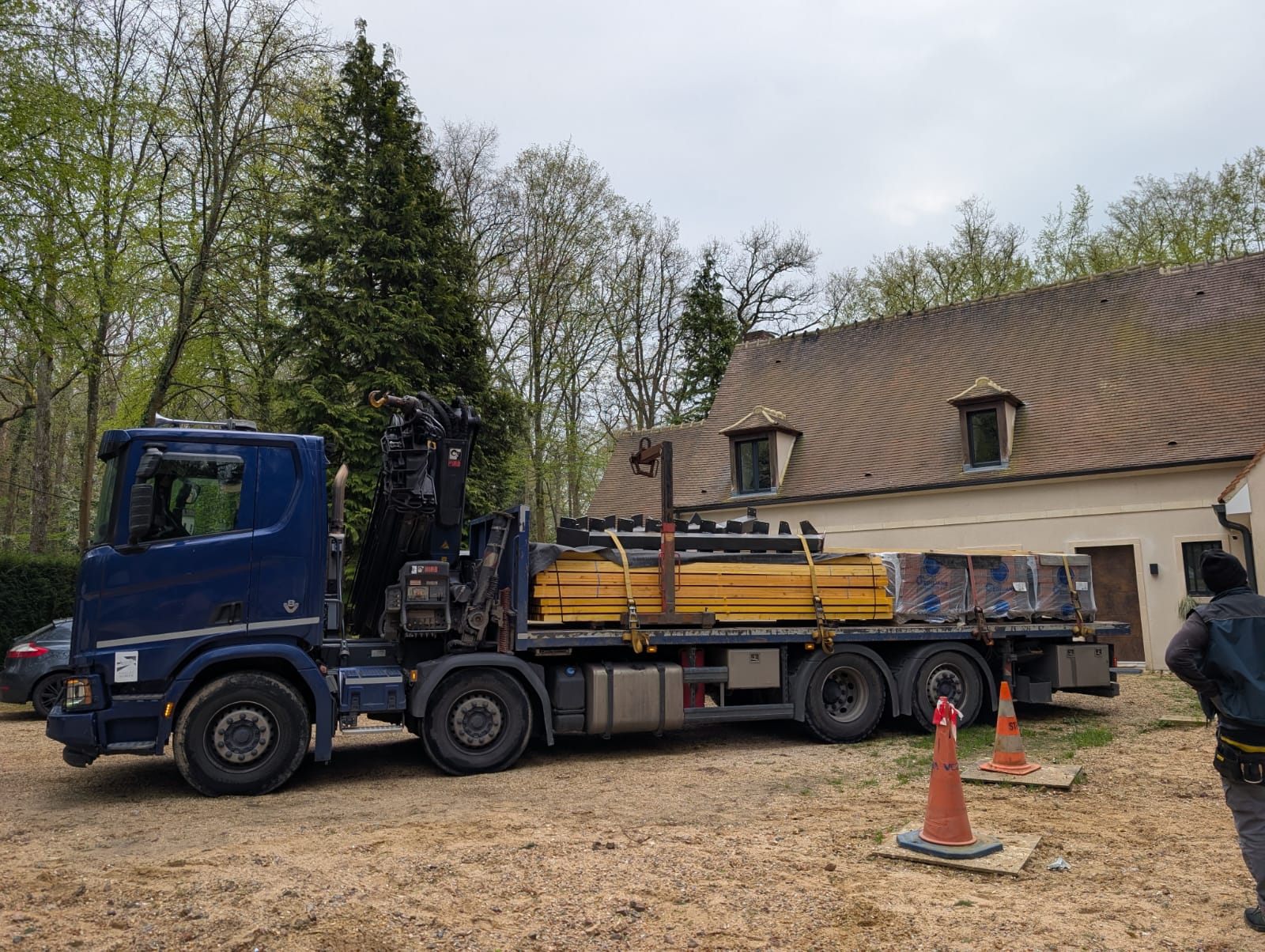 Livraison du bois lamellé-collé au camion grue