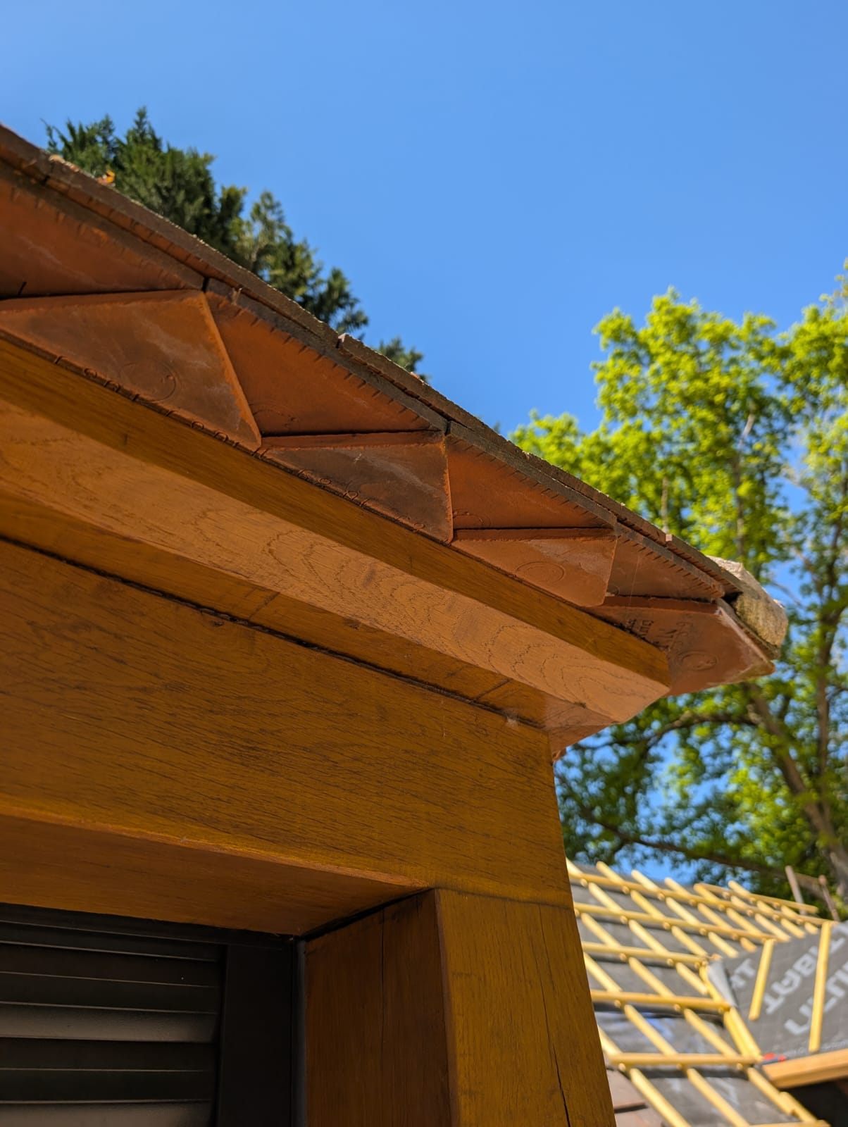 Détail de la lucarne en chêne massif façonnée sur mesure