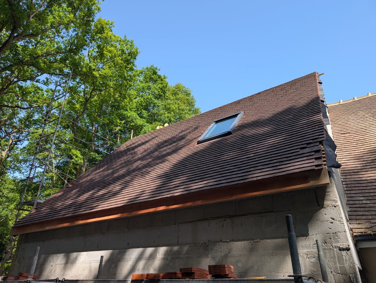 Toiture en tuiles plates anciennes et gouttière finies