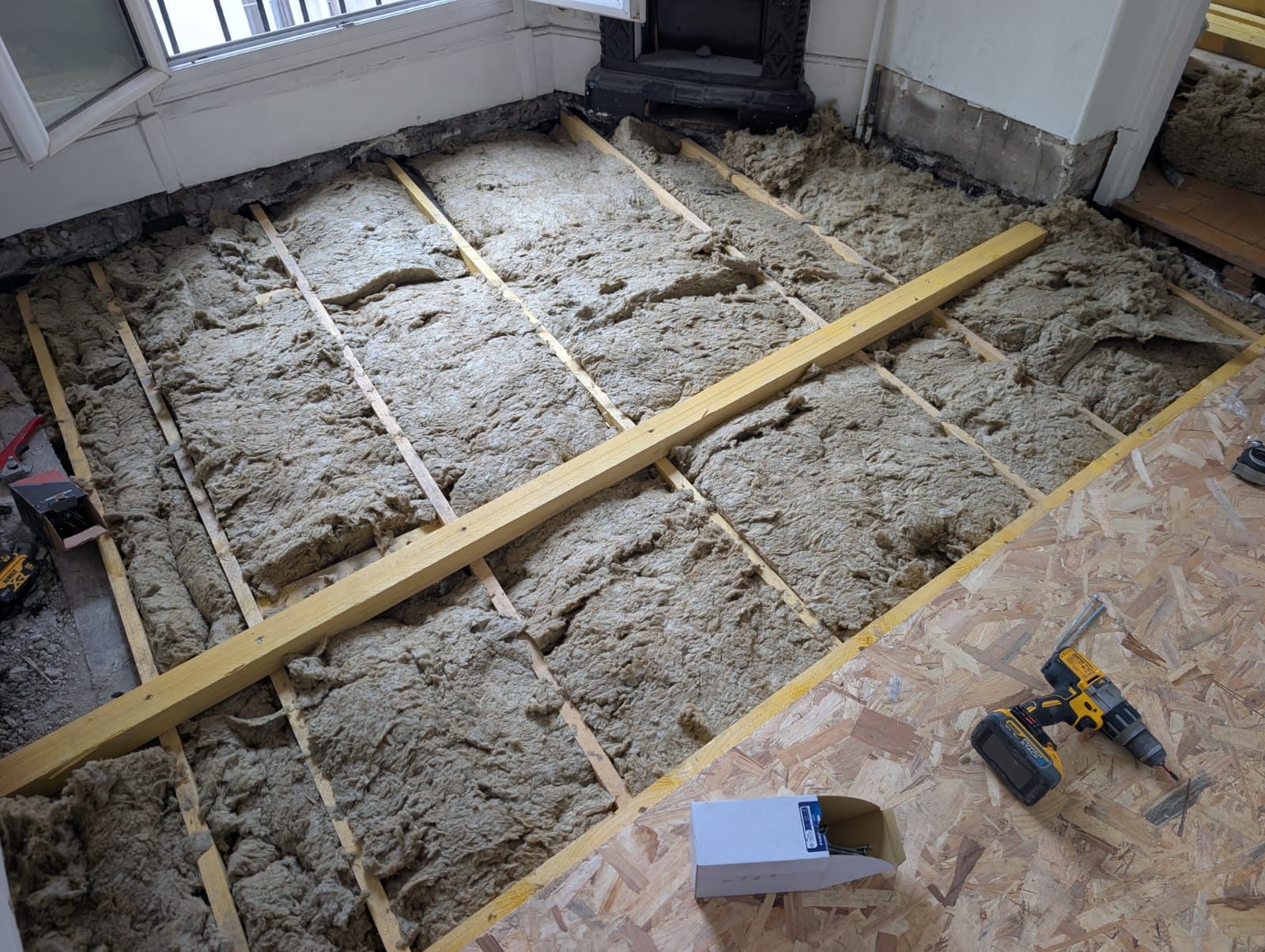Pose de la dalle OSB sur la structure renforcée