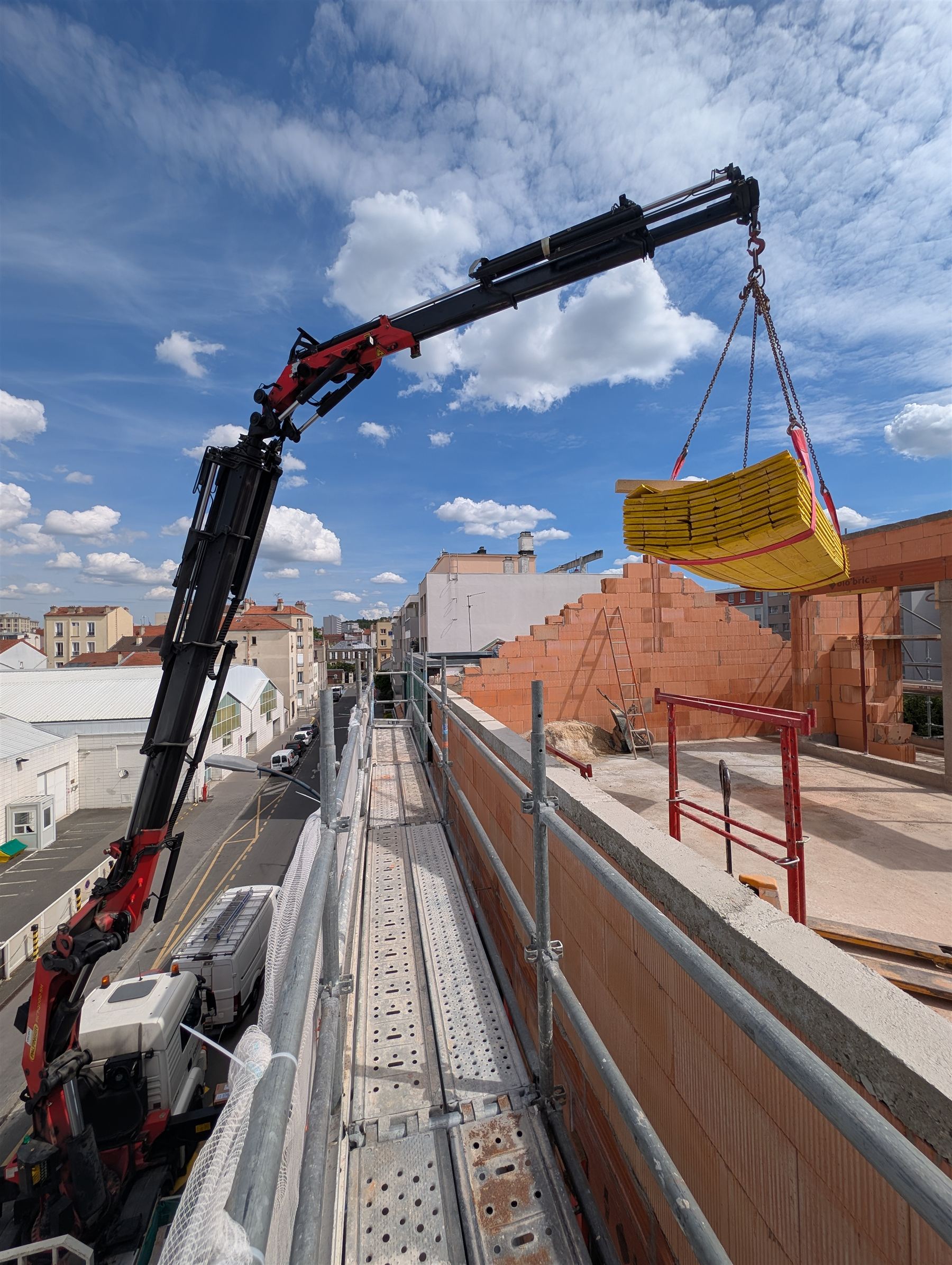 Levage des pannes principales à la grue