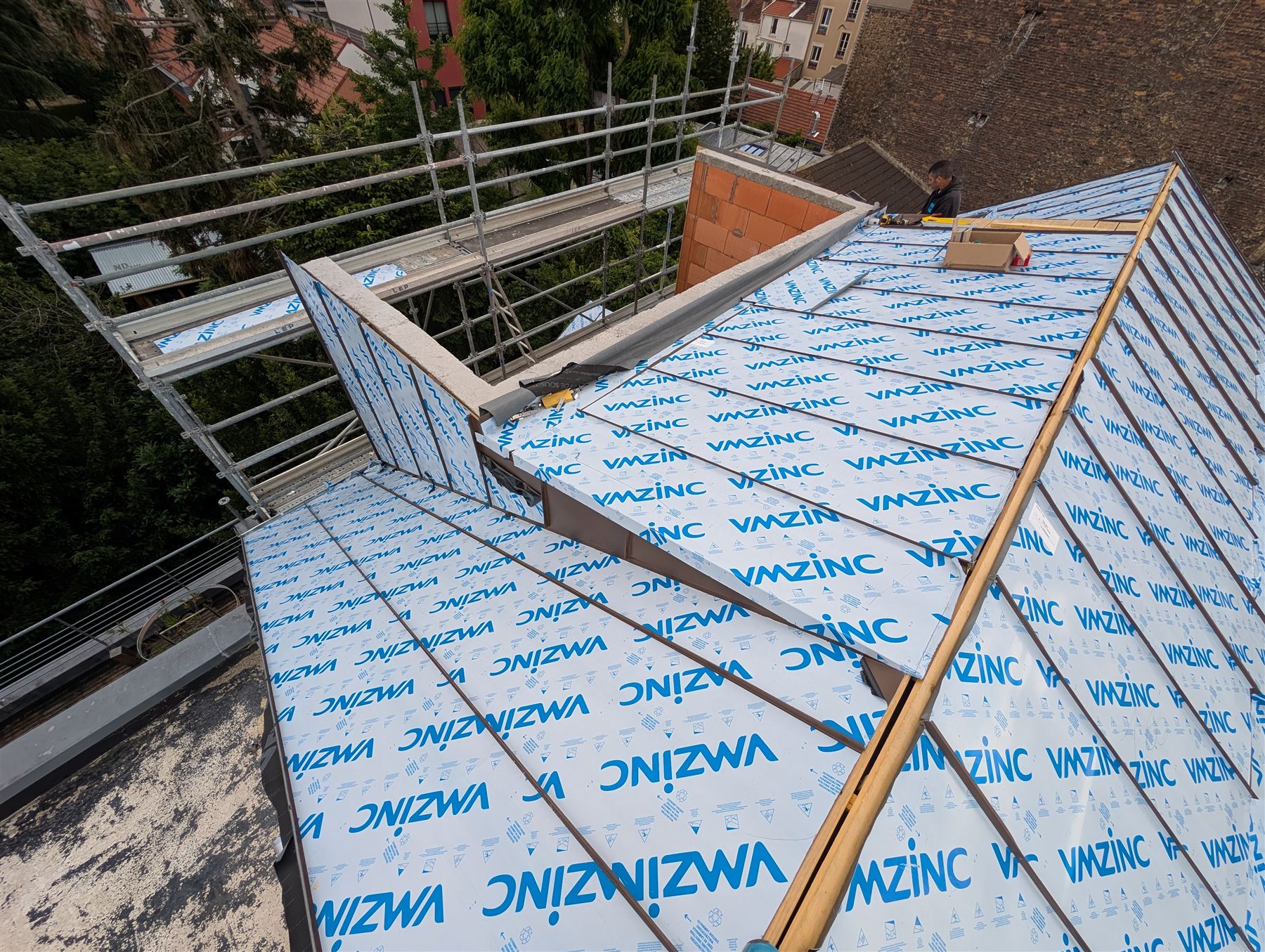 Couverture en zinc en cours de pose