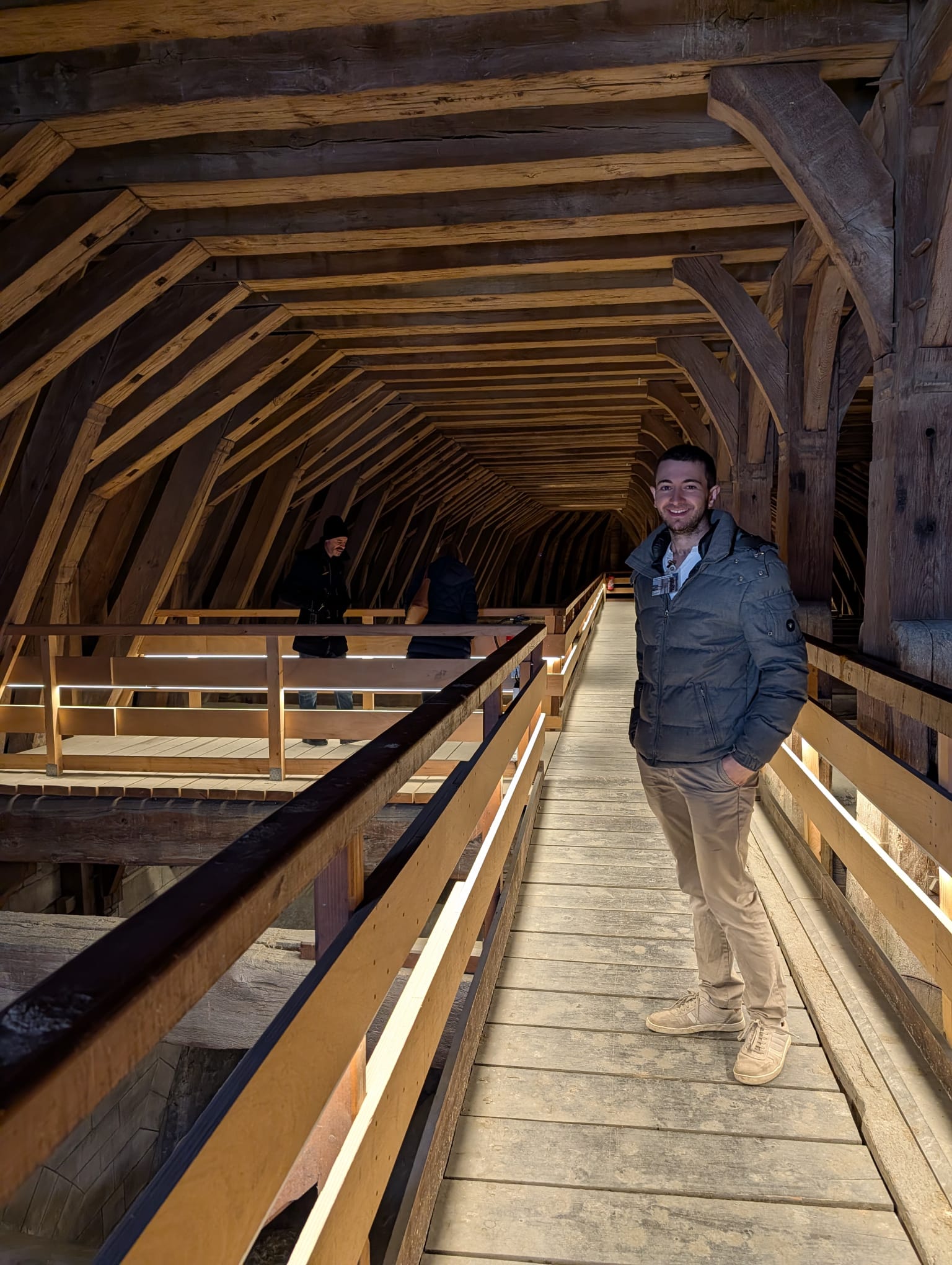 Flavio Neiva lors de la visite de la charpente de la Sainte-Chapelle du château de Vincennes